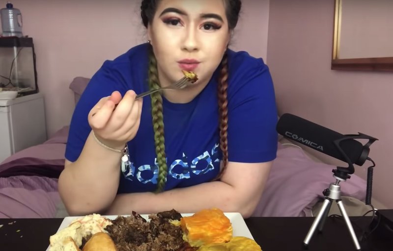 På sin kanal lägger hon ut videoklipp när hon äter mat. Bildkälla: Youtube/charnation På sin kanal lägger hon ut videoklipp när hon äter mat. Bildkälla: Youtube/charnation